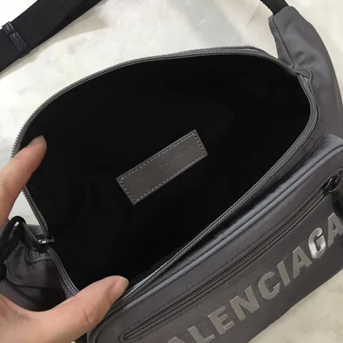 BALENCIAG巴黎世家 新品 簡約兩用包 可做胸包或者腰包 防水面料 簡單輕便  BL1656